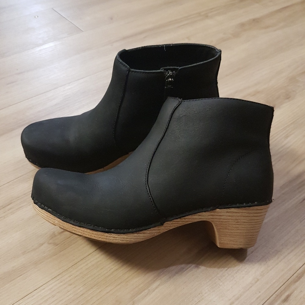 Dansko Maria size 38 black milled nubuck
